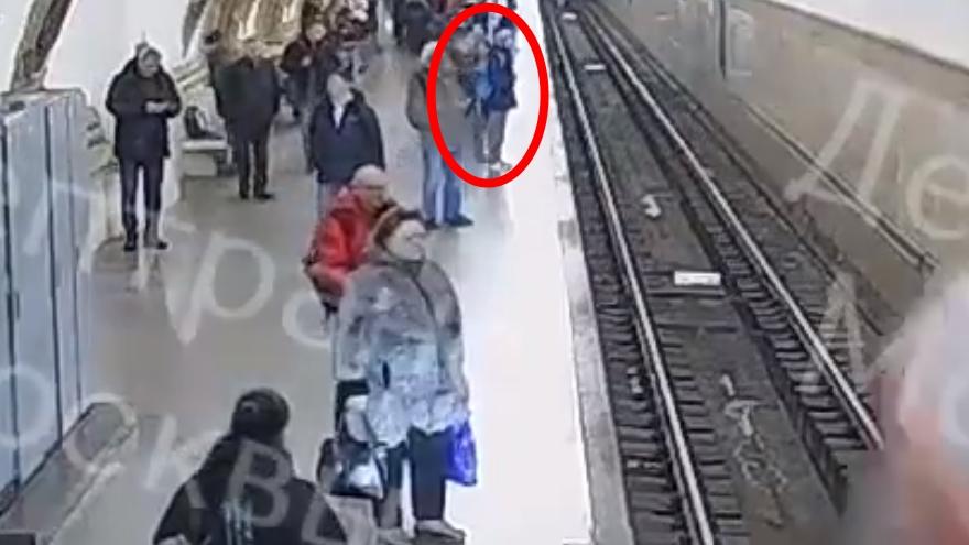 男子趁列車駛入站內時,在少年身後猛力一推。(Twitter)