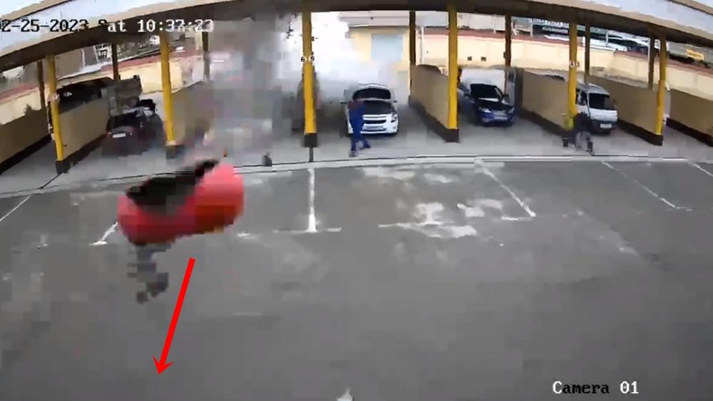 氣缸爆出車外直飛向牆壁。(Twitter)