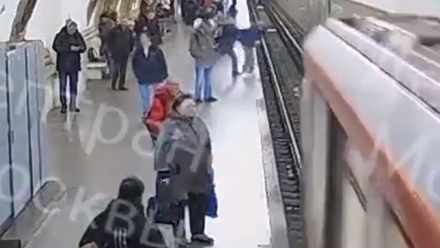 男子趁列車駛入站內時,在少年身後猛力一推。(Twitter)