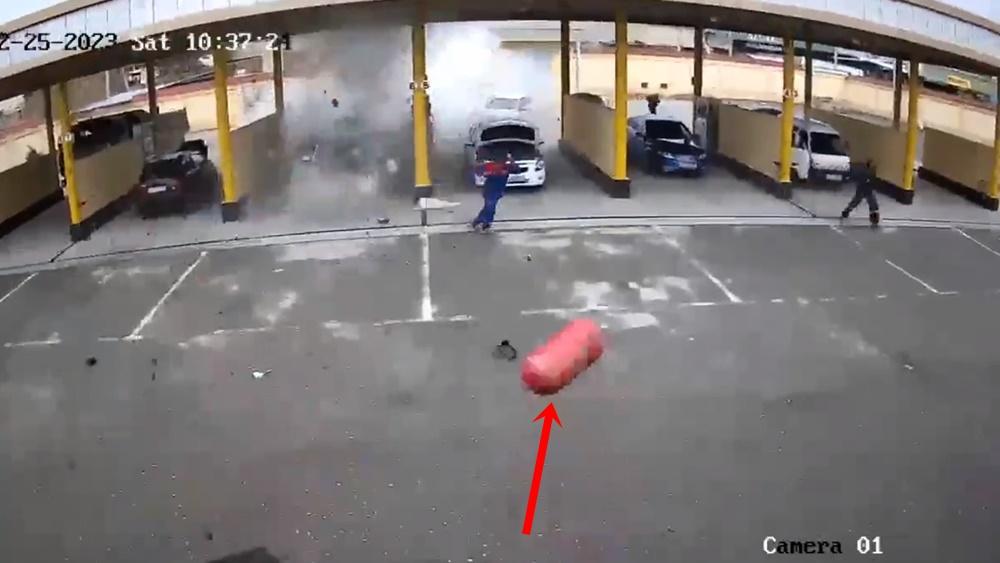 詎料力度太強,令氣缸反彈回去加氣站。(Twitter)