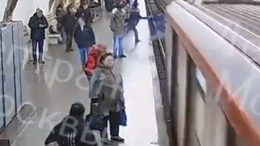 男子趁列車駛入站內時,在少年身後猛力一推。(Twitter)