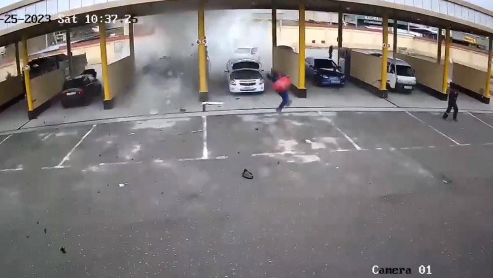 氣缸正正擊中一名在逃跑的男職員。(Twitter)