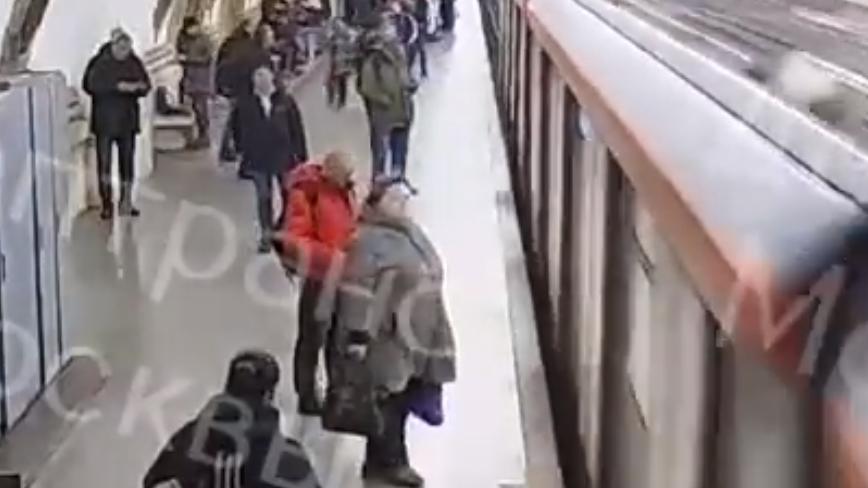 少年剛墮進路軌,列車便輾過去。(Twitter)