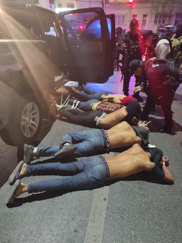 5名男子伏在地上由警方拘捕。(Twitter)