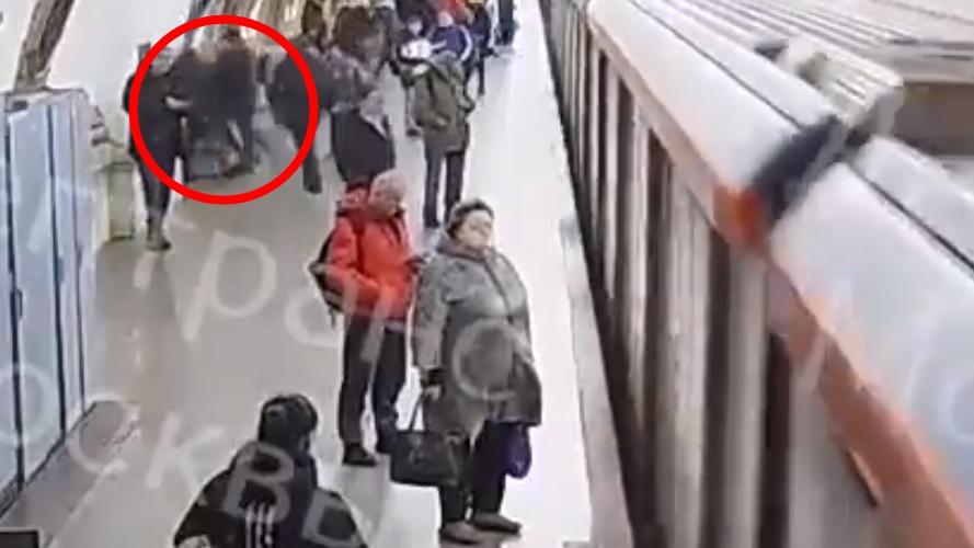 有至少2名乘客目擊事件,隨即制服行兇男子。(Twitter)