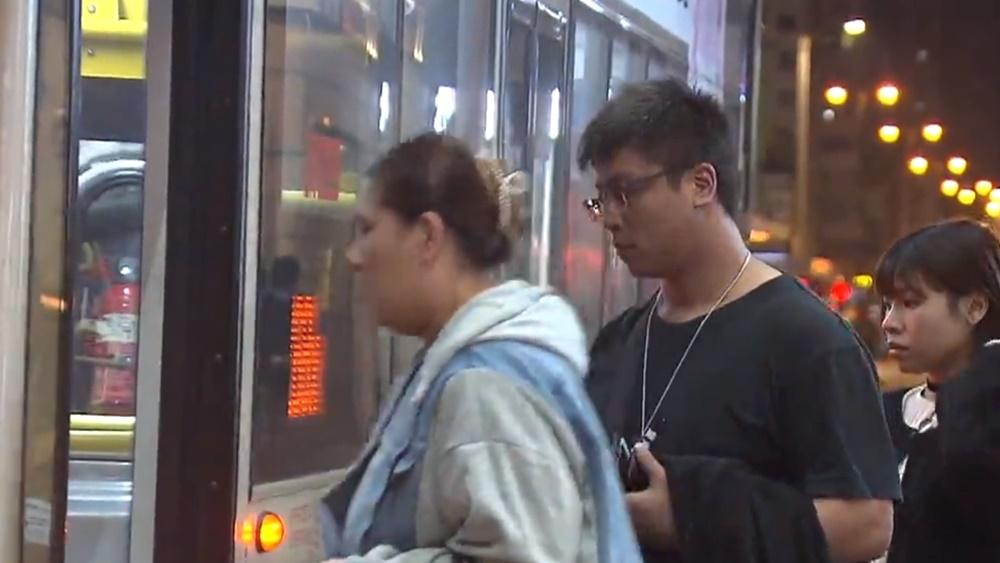 即日起在室內、戶外及公共交通工具都毋須戴口罩。(電視截圖)