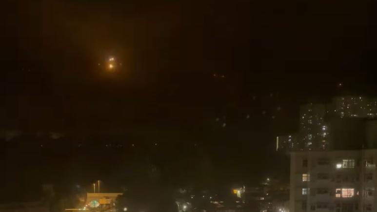 有網民拍下飛鵝山上疑有電塔爆炸閃出火光一刻並傳出爆炸巨響。(香港突發事故報料區(新版)@FB)