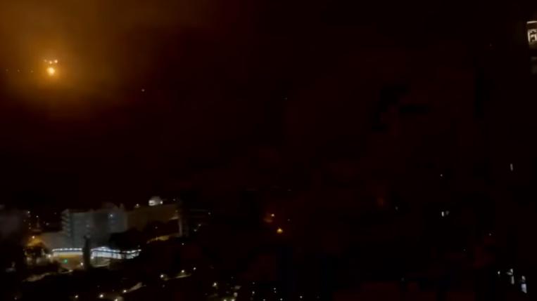 有網民拍下飛鵝山上疑有電塔爆炸閃出火光一刻並傳出爆炸巨響。(香港突發事故報料區(新版)@FB)