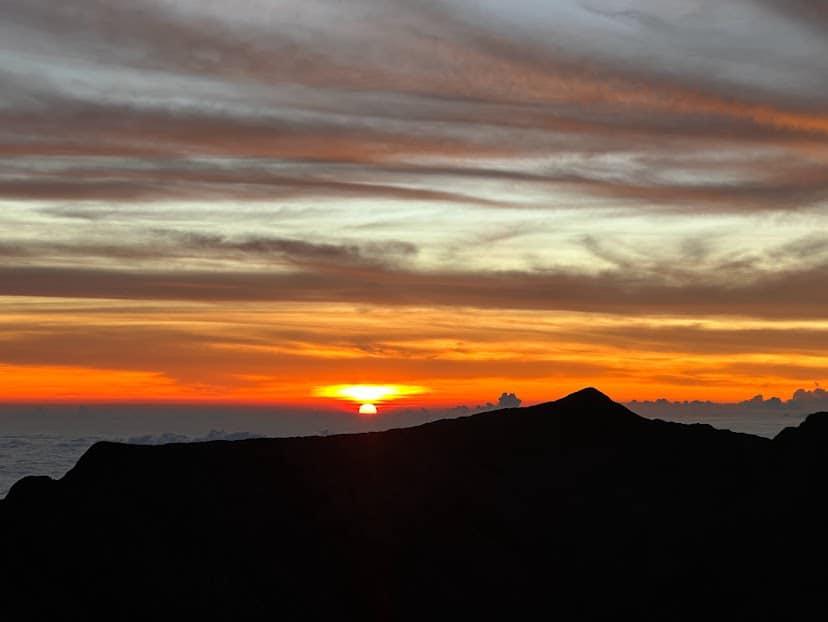 佐田信孝最近則於社交平台Facebook上載了一系列登上京那巴魯山的照片。(FB)