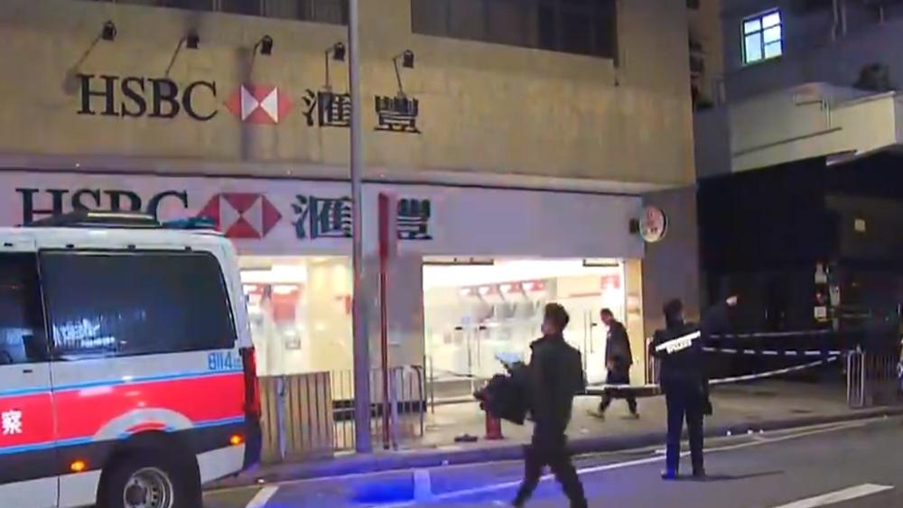 大批警員到場,封鎖一段行人路調查,在附近蒐證。(電視截圖)