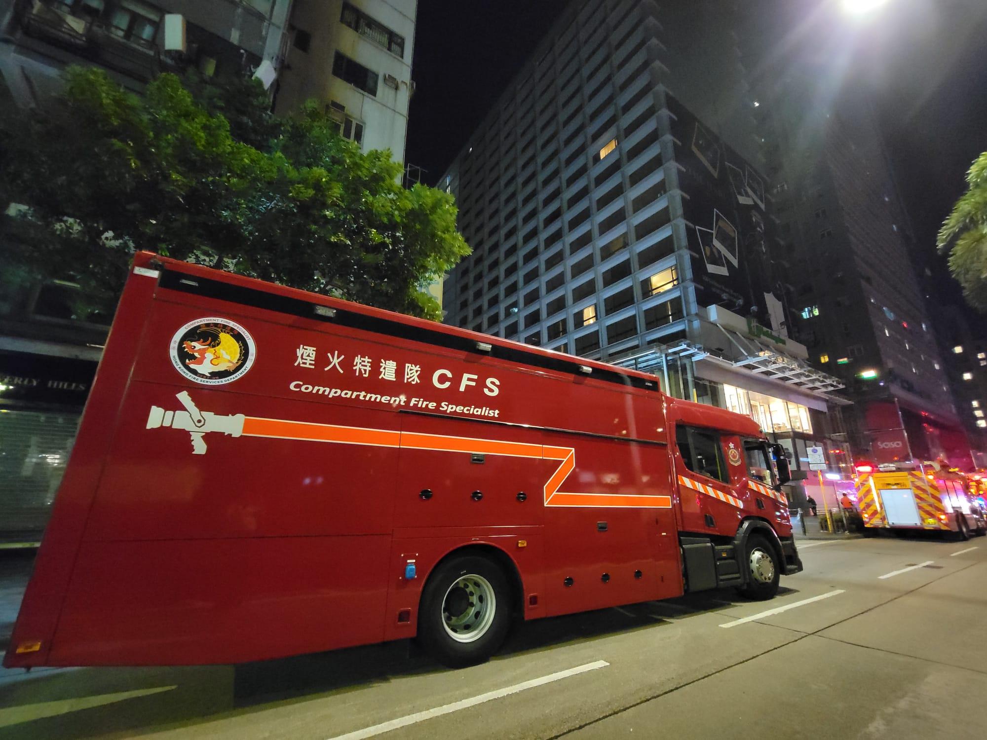 消防派員到附近大廈戒備,防止火勢蔓延。(鍾式明攝)