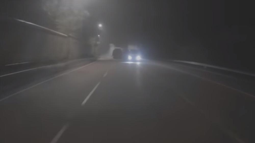 網上影片顯示,2輛貨車駛至東薈城附近先相撞,後方貨車冒煙。(馬路的事(即時交通資訊區)@FB)