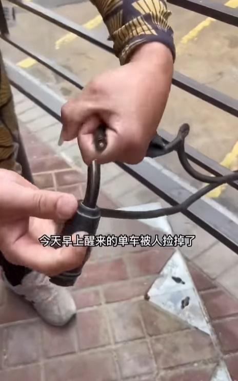 潮汕阿秋表示,發現鎖在旺角街頭的單車被人盜去,單車鎖被剪斷。(香港交通及突發事故報料區@FB)