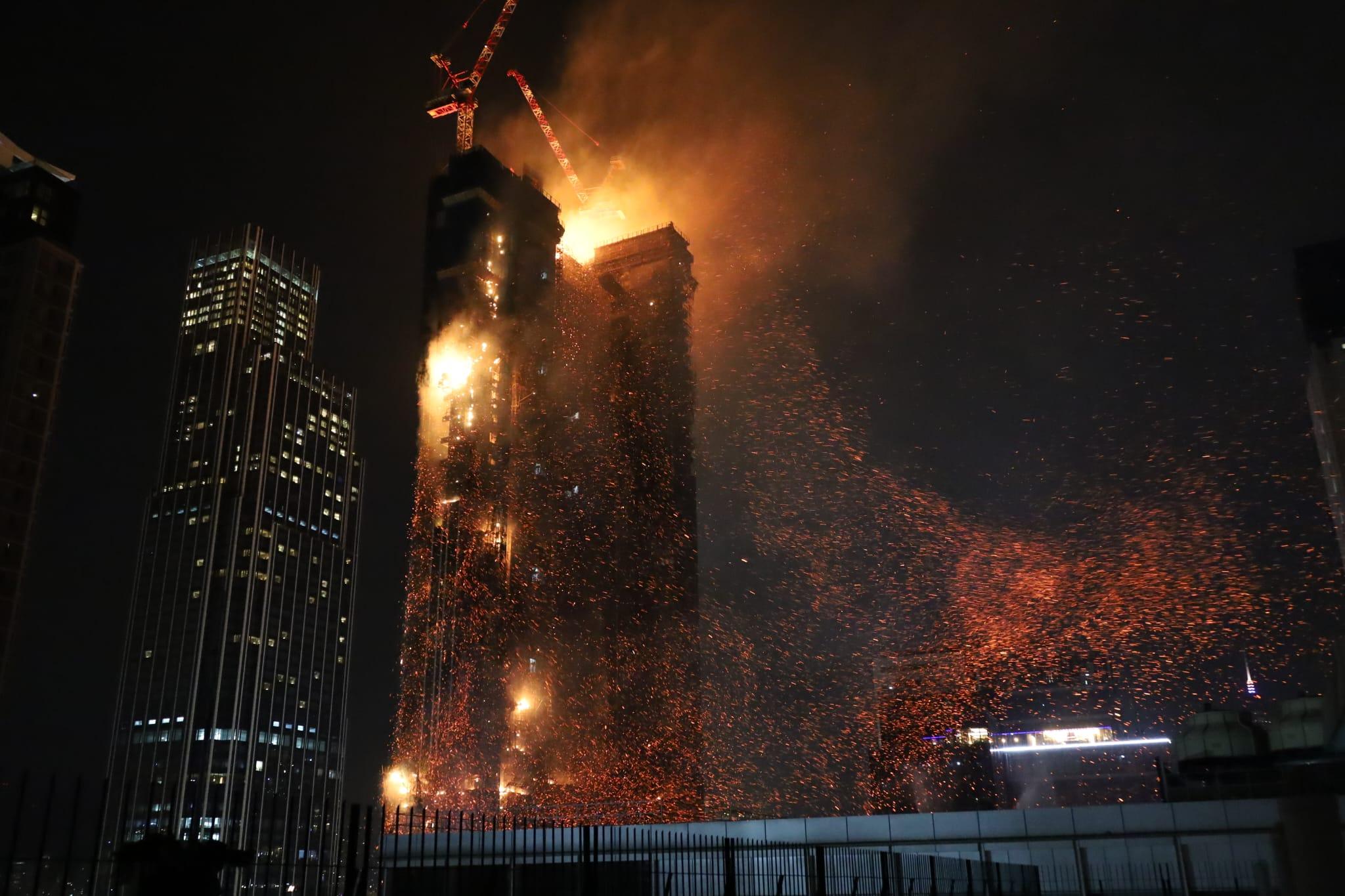 附近多座樓宇受影響。(鍾式明攝)