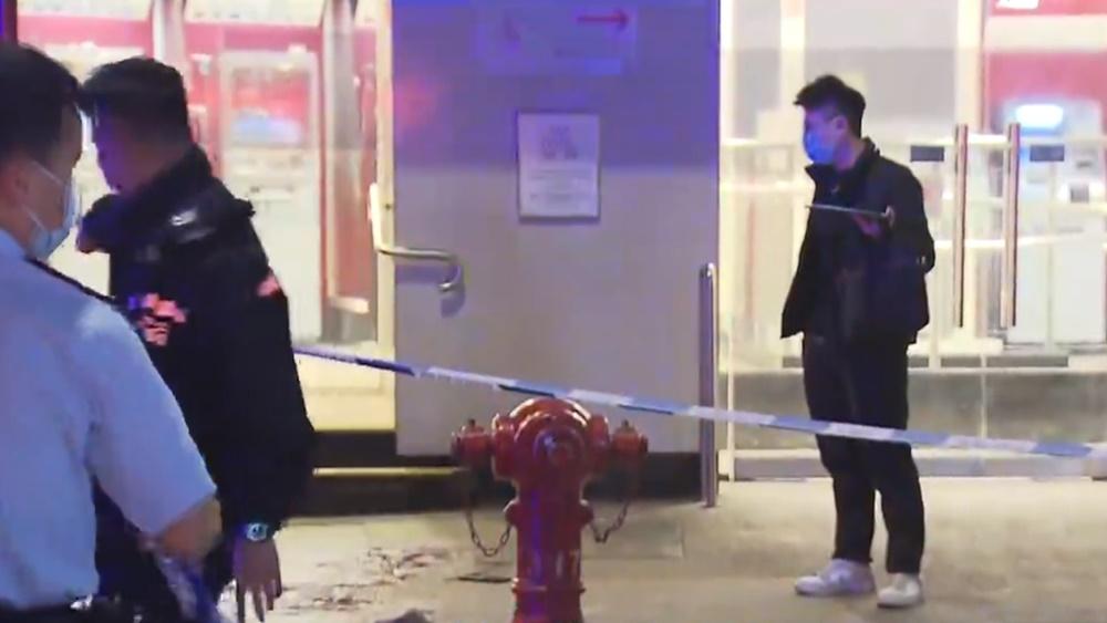 大批警員到場,封鎖一段行人路調查,在附近蒐證。(電視截圖)