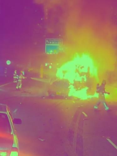 尾隨駛至之的士懷疑收掣不及,撞向貨車,的士及貨車著火。(馬路的事(即時交通資訊區)@FB)