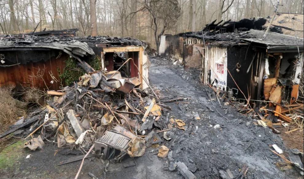 住宅很快就被大火淹沒,就連另外共用牆壁的房屋亦受波及。(網上圖片)