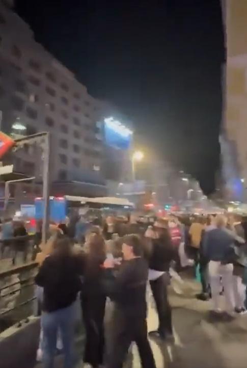 一群路人在格蘭大道駐足抬頭,均望向一間旅館低層一個單位。(Twitter)