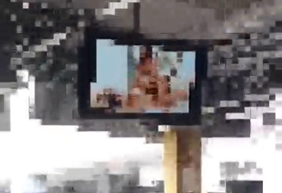 月台螢幕突然播出色情影片。(Twitter)