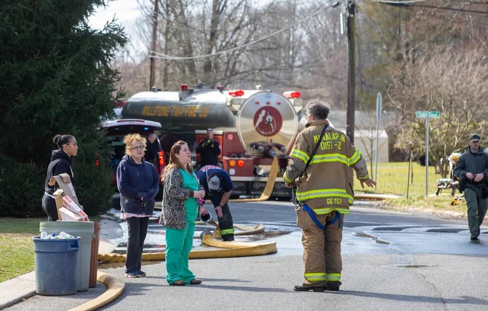 一名女鄰居表示,「名女子曾威脅要炸掉那間屋,叫我們離開,結果房子很快就著火」。(網上圖片)