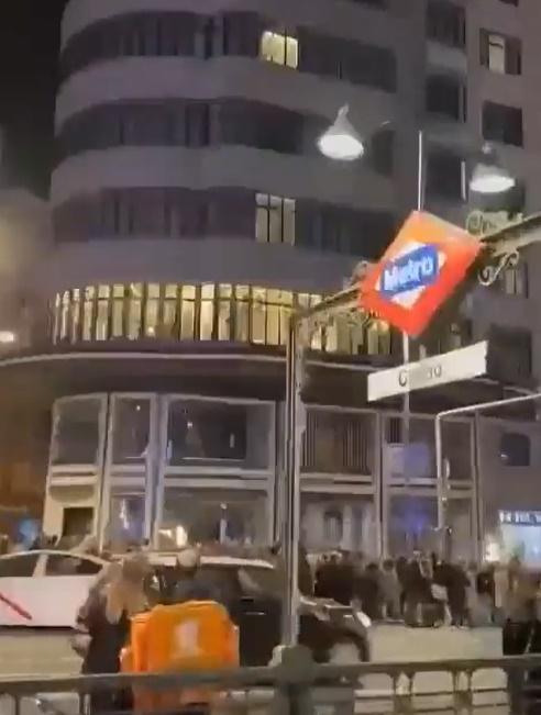 一群路人在格蘭大道駐足抬頭,均望向一間旅館低層一個單位。(Twitter)