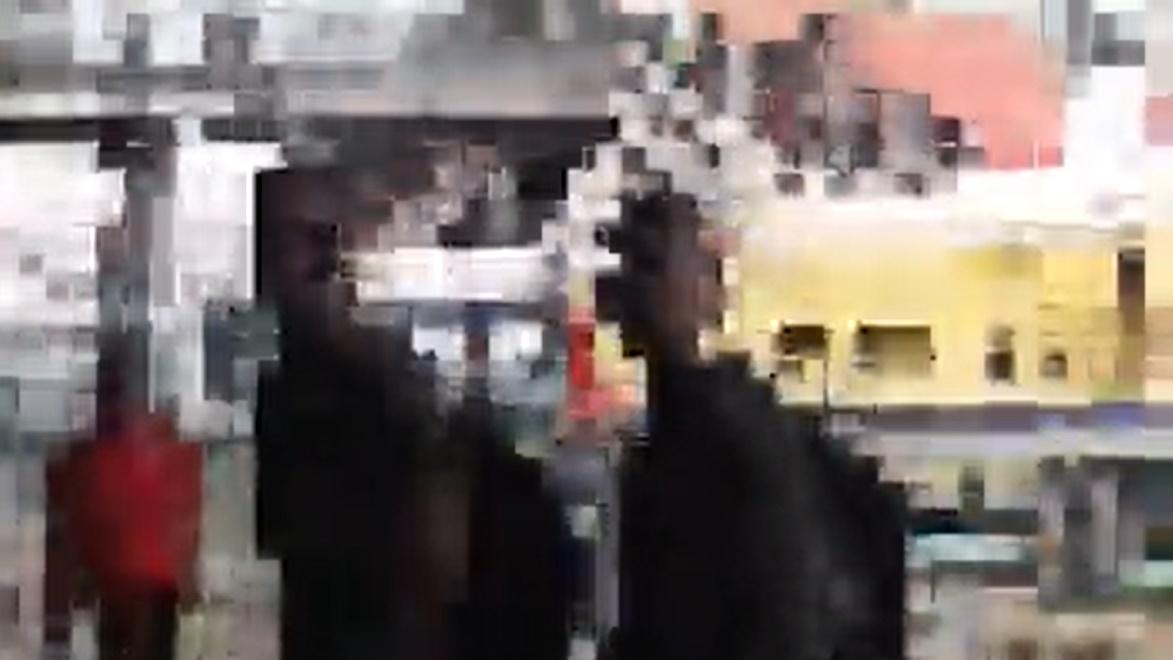 部分乘客感到尷尬和不知所措,亦有人駐足觀看或舉起手機拍攝。(Twitter)