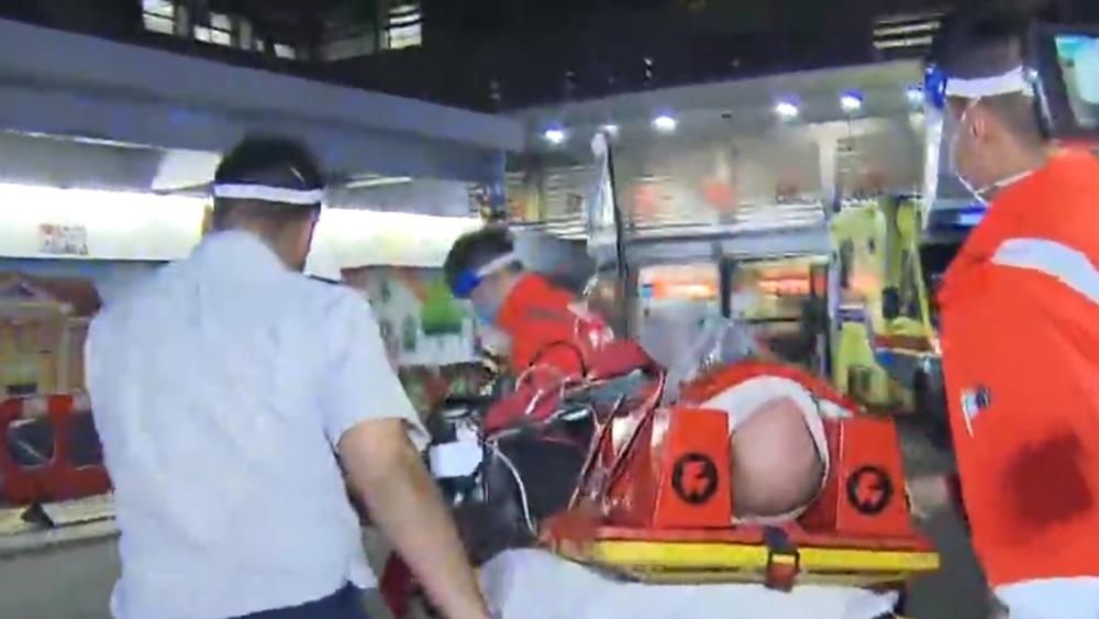 觀塘男子疑醉酒失足由卸貨平台墮地,頭部受傷昏迷送院。(電視截圖)