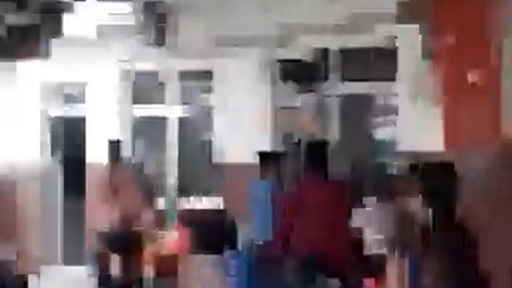 部分乘客感到尷尬和不知所措,亦有人駐足觀看或舉起手機拍攝。(Twitter)