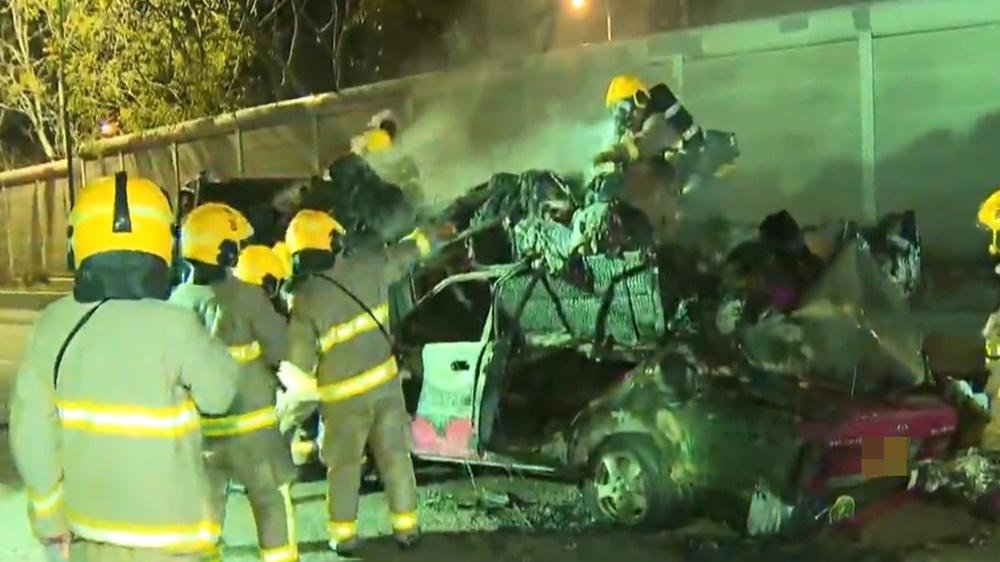 涉事的士車燒毀,車身亦嚴重毀爛。(馬路的事(即時交通資訊區)@FB)