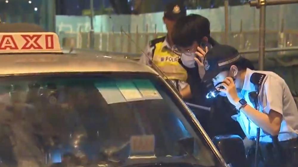 遇劫的61歲司機手部中刀受傷送院,另一名的士男司機幸無受傷,事後在場協助調查。(電視截圖)