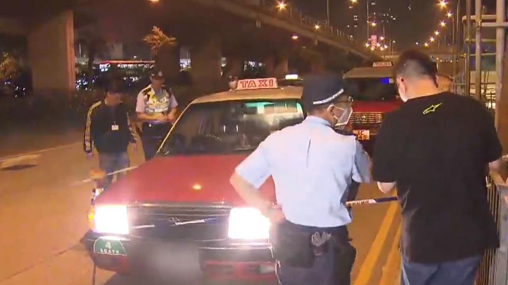 遇劫的61歲司機手部中刀受傷送院,另一名的士男司機幸無受傷,事後在場協助調查。(電視截圖)