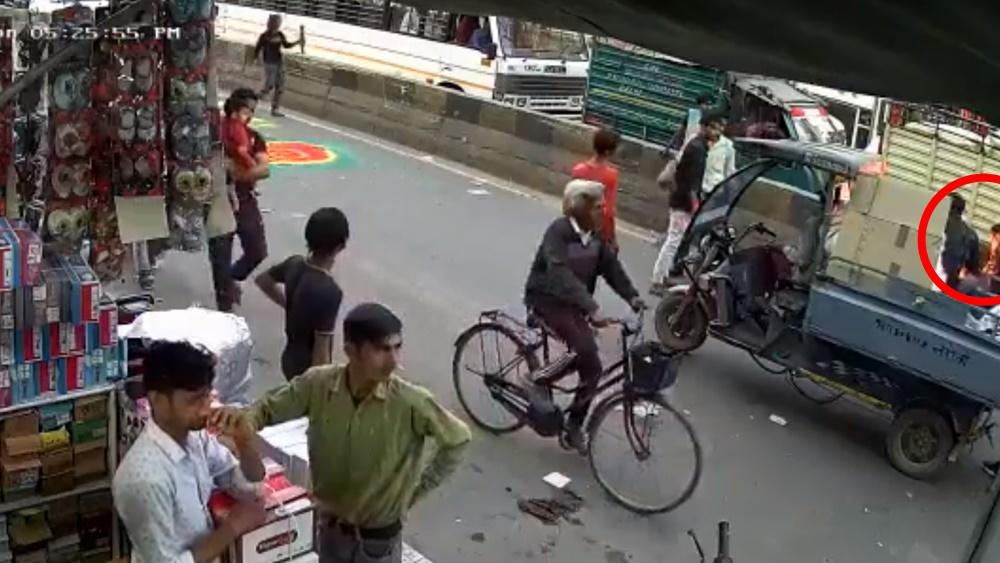 有幾個小童走近炮仗車旁。(Twitter)