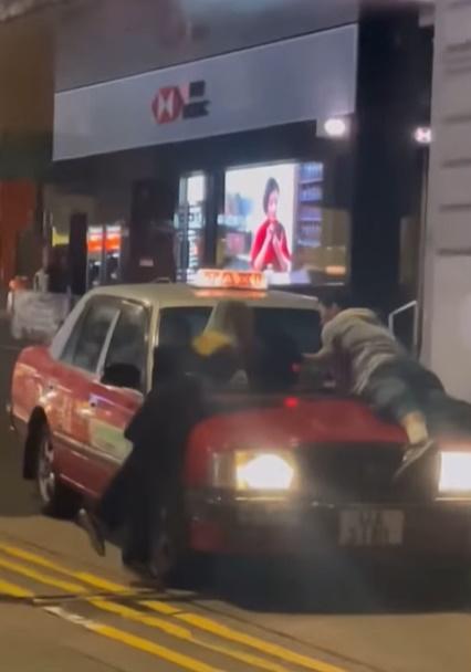 期間一名金髮女友人一度將其拉走並向的士司機「耍冧」。 (的士司機資訊網 Taxi@FB)