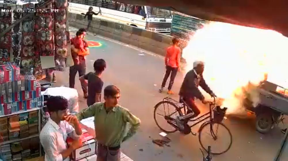 正當一名長者踩單車經過時,炮仗車突然亮起熊熊火光,接著發生大爆炸,強光四閃。(Twitter)