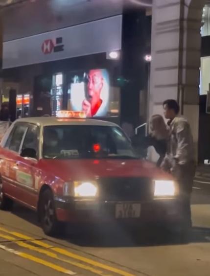 期間一名金髮女友人一度將其拉走並向的士司機「耍冧」。 (的士司機資訊網 Taxi@FB)