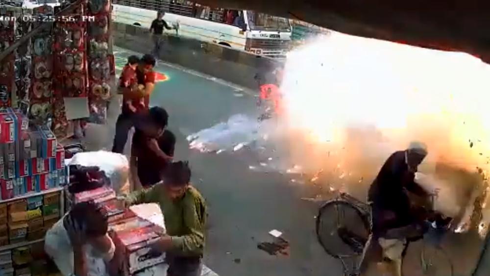 正當一名長者踩單車經過時,炮仗車突然亮起熊熊火光,接著發生大爆炸,強光四閃。(Twitter)