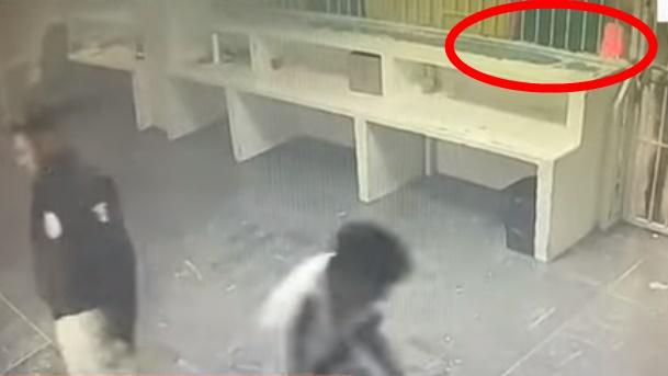 火警期間2職員行經未有打開鐵閘。(Twitter)