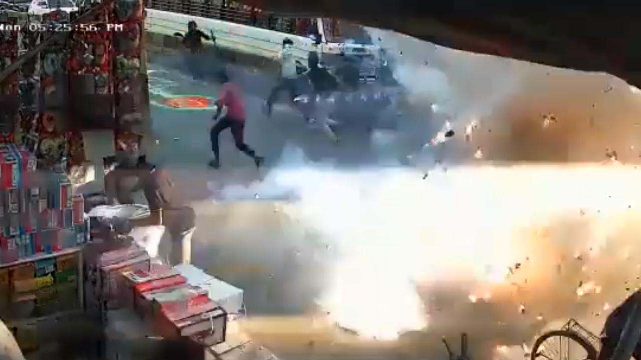 途人四處逃竄,濃煙隨即蔓延街道。(Twitter)