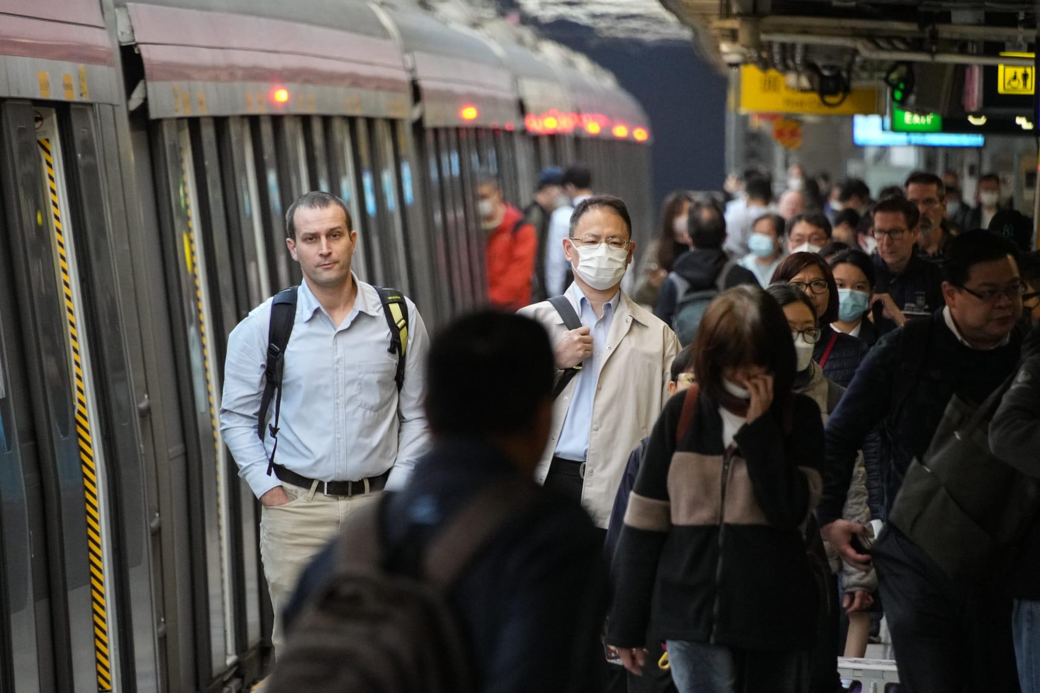 港鐵大部分乘客已無戴口罩,但仍有部分市民戴有口罩。(李睿哲攝)