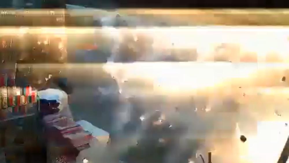 途人四處逃竄,濃煙隨即蔓延街道。(Twitter)