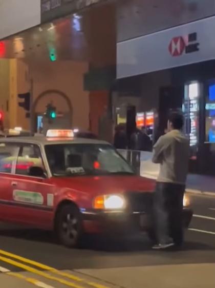 司機冒險緩慢倒車,男子緊隨的士未肯離開。 (的士司機資訊網 Taxi@FB)
