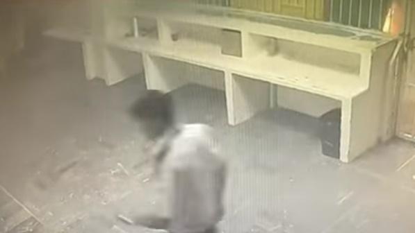 其中1人似乎察覺起火急步離開。(Twitter)