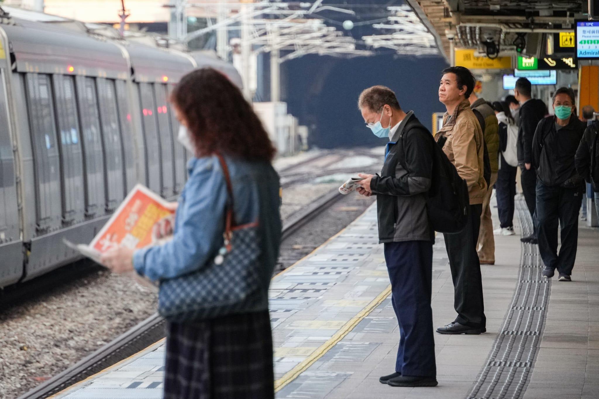 港鐵大部分乘客已無戴口罩,但仍有部分市民戴有口罩。(李睿哲攝)