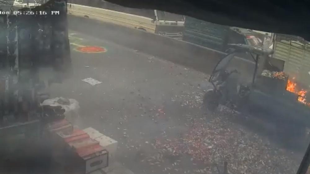 煙霧被風吹散後可見幾個人慌張察看現場情況,場面一片狼藉。(Twitter)