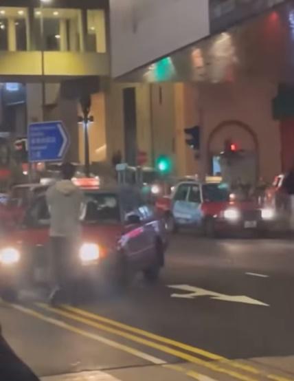 司機冒險緩慢倒車,男子緊隨的士未肯離開。 (的士司機資訊網 Taxi@FB)