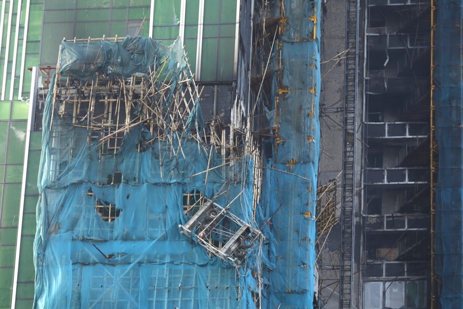 地盤外有棚架及吊船搖搖欲墜。(林俊源攝)