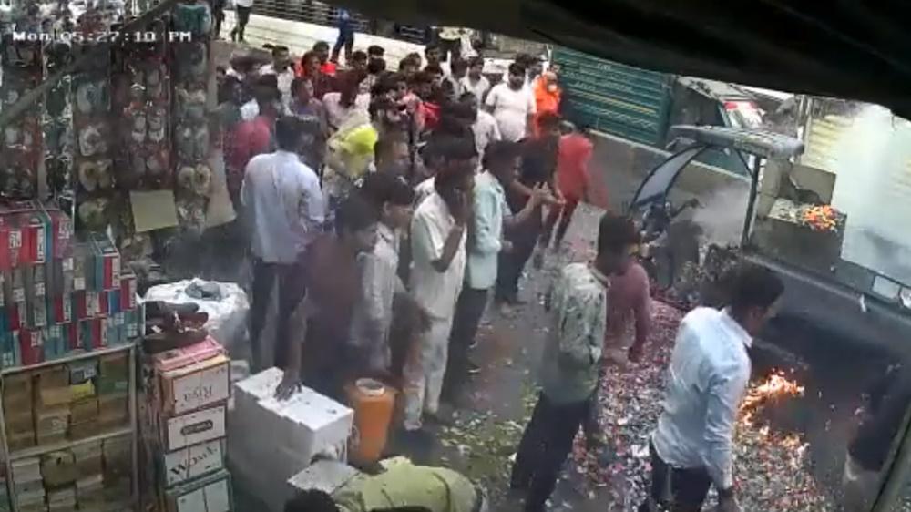 煙霧被風吹散後可見幾個人慌張察看現場情況,場面一片狼藉。(Twitter)