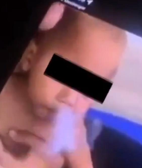 男嬰不知就裡吸啜,頓感嗆鼻咳嗽,該名女子竟然哈哈大笑。(Twitter)