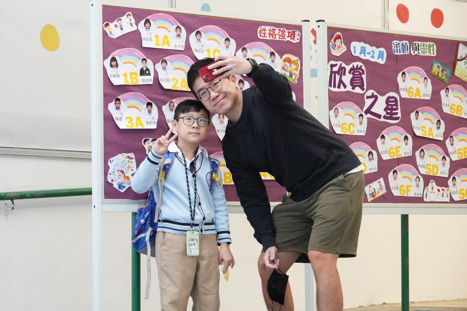 有家長與兒子拍下已除口罩合照。(李睿哲攝)