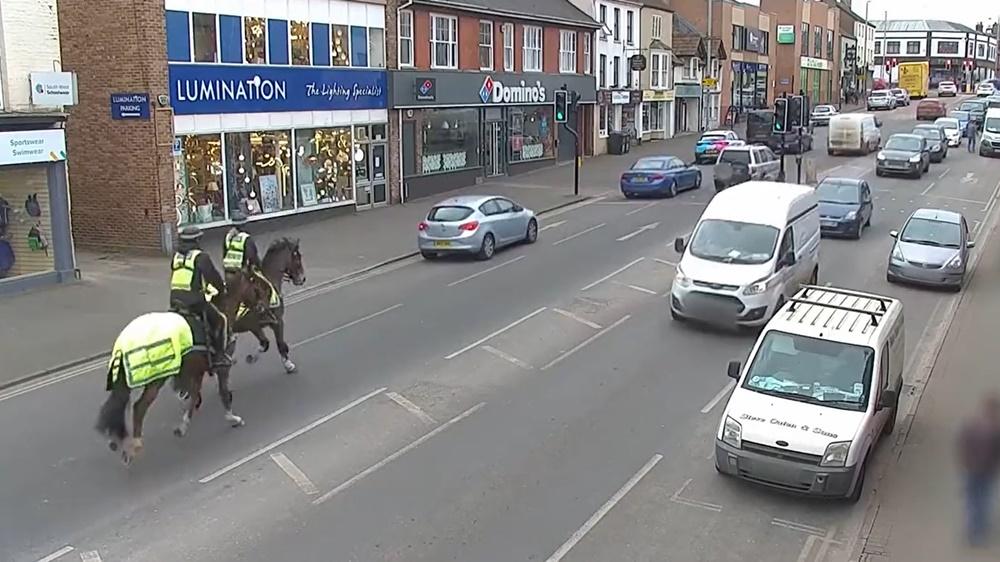 2名女騎警發現有司機行車期間使用手機通話,隨即調頭追捕。(Twitter)
